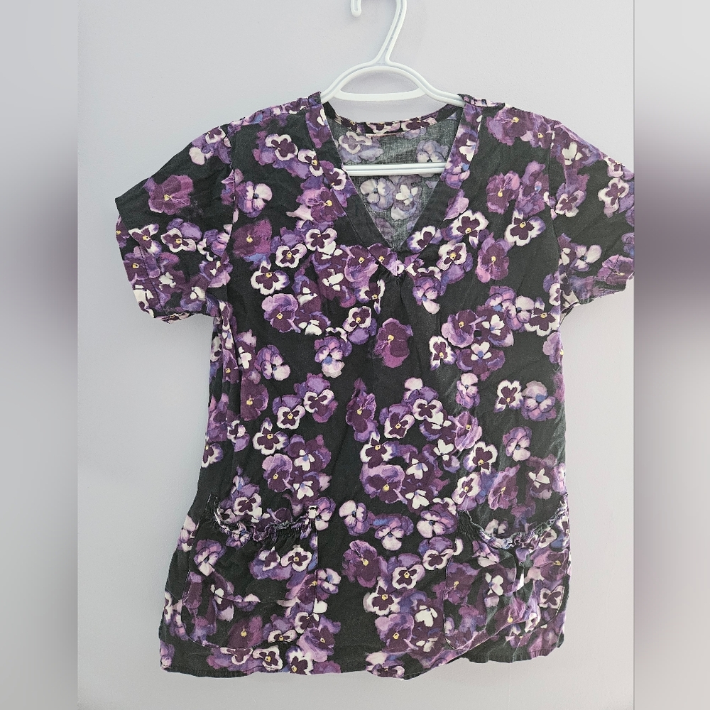 Scrub top. Pansy motif. Size Small.